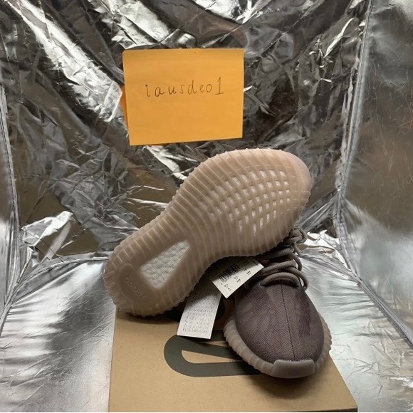 YEEZY BOOST 350 V2 - Picture 2 of 8